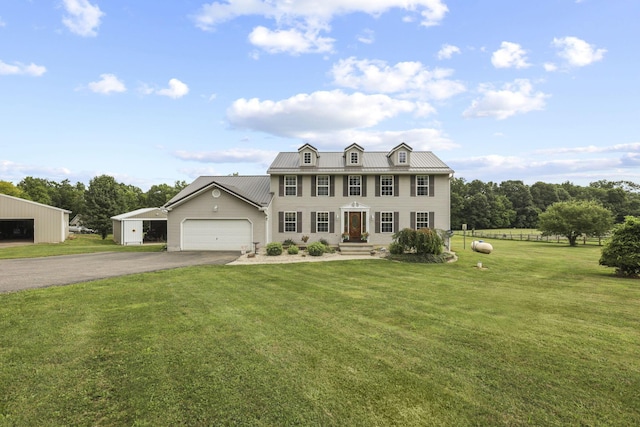 view of front of property featuring a front yard