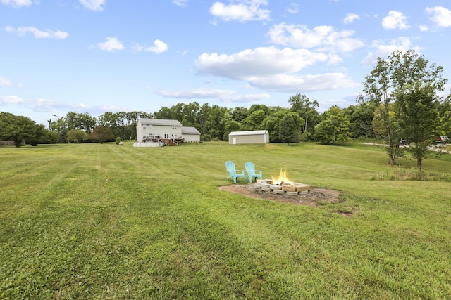 view of yard featuring a fire pit