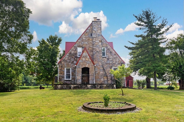 tudor home featuring a front yard