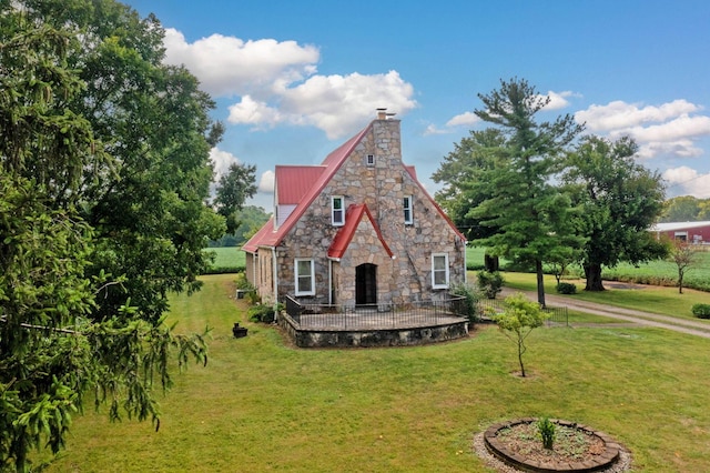 view of front of property with a front lawn