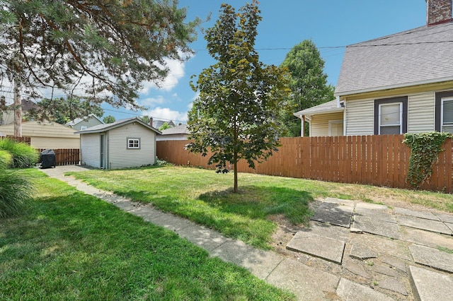 view of yard featuring a shed