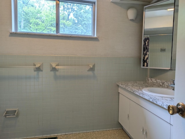 bathroom with a shower with curtain and vanity