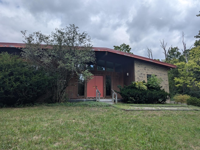 view of front of house featuring a front yard