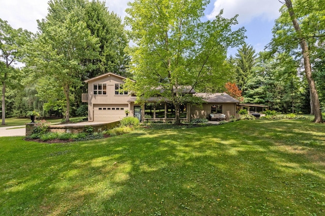 view of yard with a garage