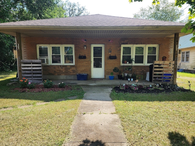 view of front of property featuring a porch and a front lawn