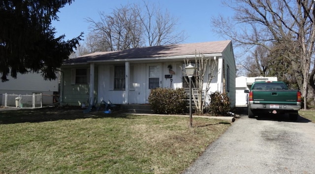 view of front of property with a front yard