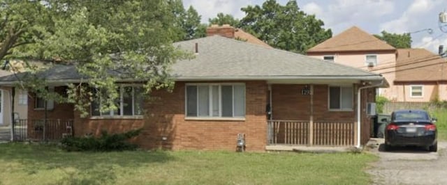 view of front facade featuring a porch and a front lawn