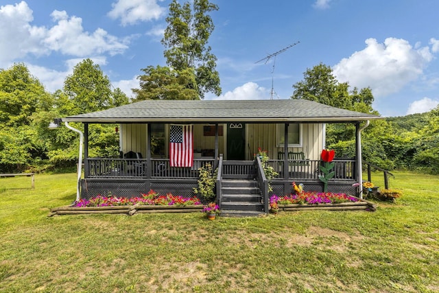 view of front facade featuring covered porch and a front yard