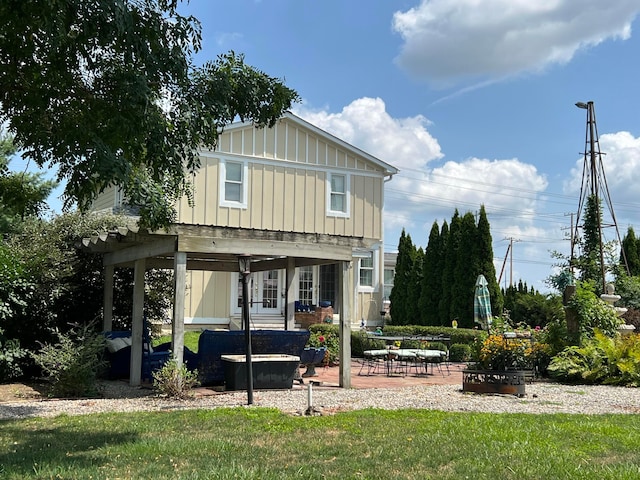 view of front of house featuring a patio and a front lawn