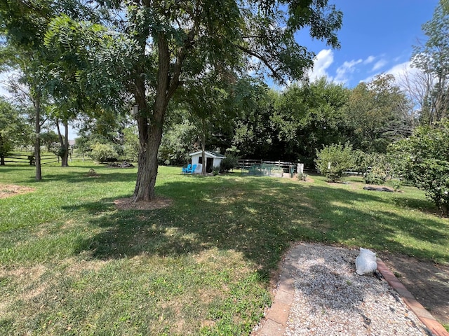 view of yard featuring a storage unit