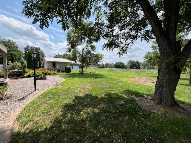 view of yard featuring a rural view