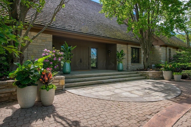 property entrance with covered porch