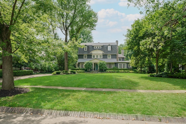 view of front facade featuring a front lawn