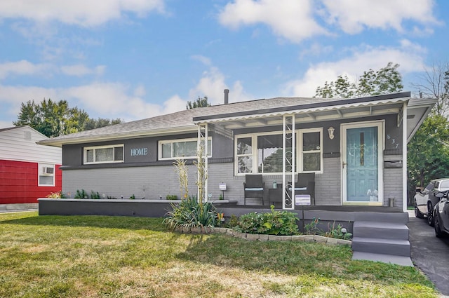 view of front of house featuring covered porch and a front yard