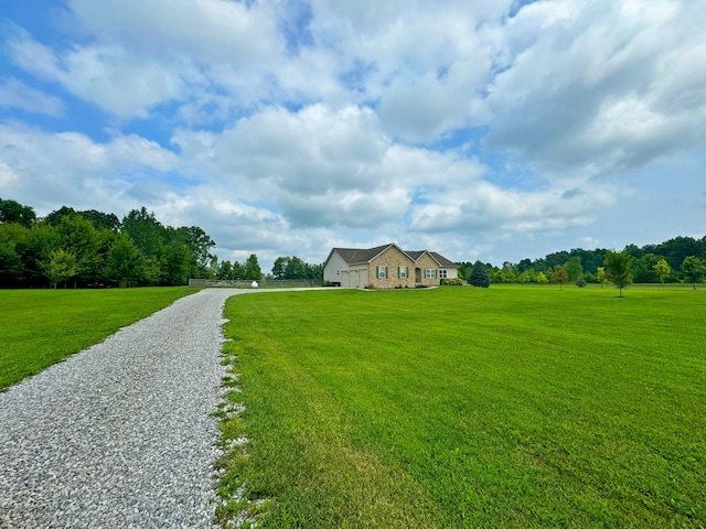 view of front of property featuring a front yard