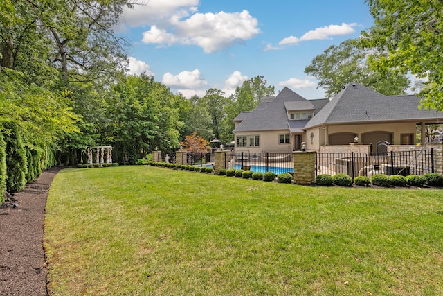 view of yard with a fenced in pool