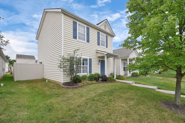 view of front of property featuring a front lawn