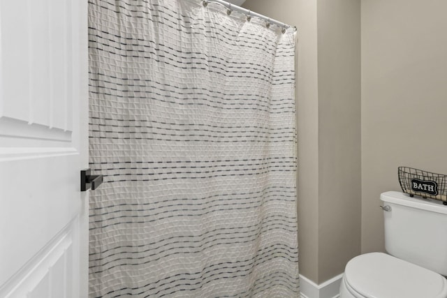 667 Green Forest Pl, Lithopolis, OH 43136 - full bathroom featuring toilet, a shower with shower curtain, and baseboards
