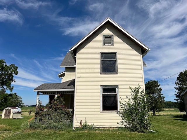 view of side of property featuring a yard