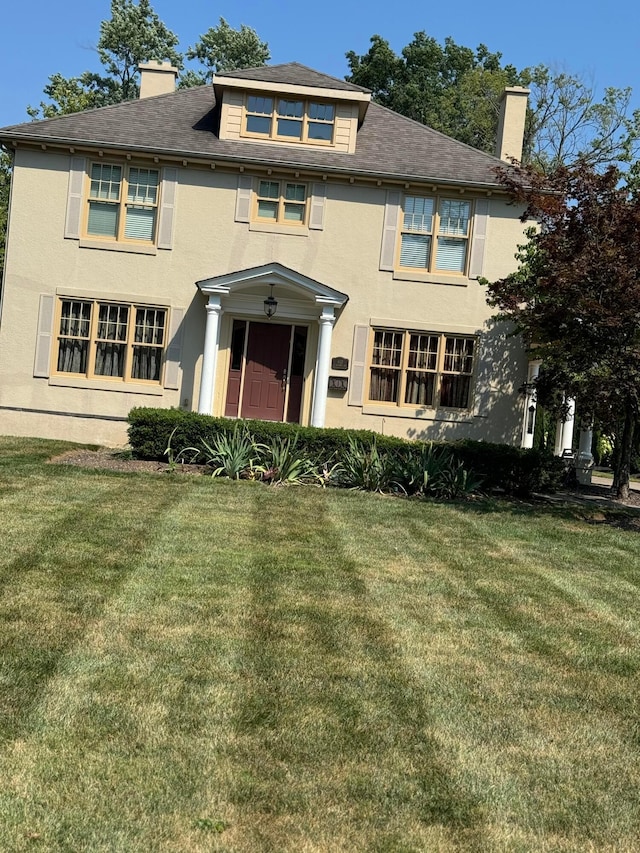 view of front facade with a front yard