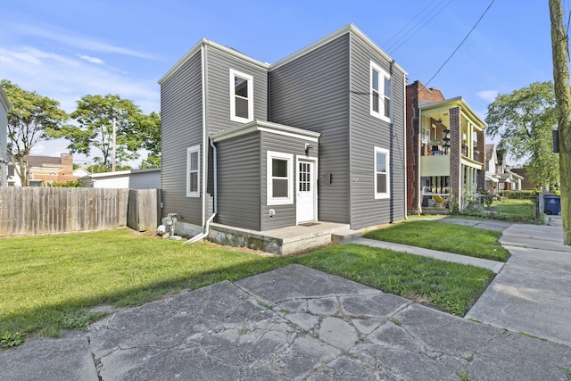 view of front of property featuring a front lawn