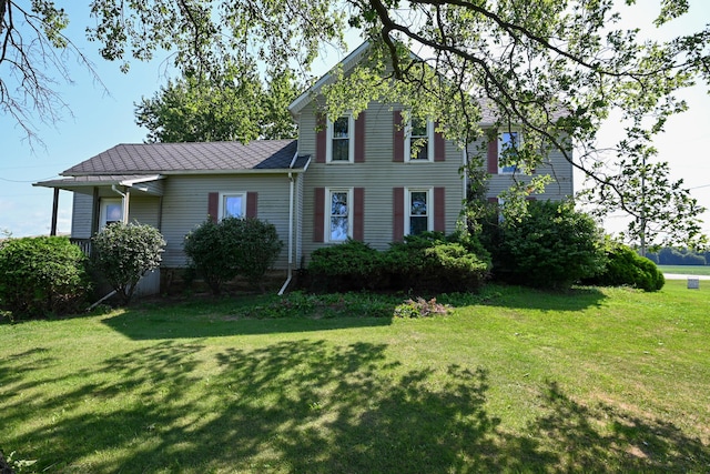 view of front of property featuring a front yard