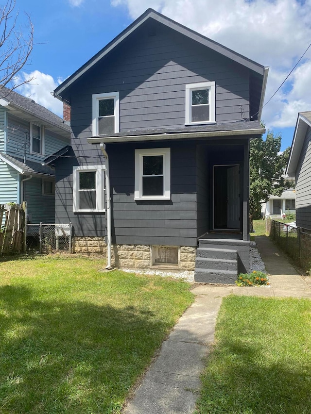 view of front of house featuring a front lawn