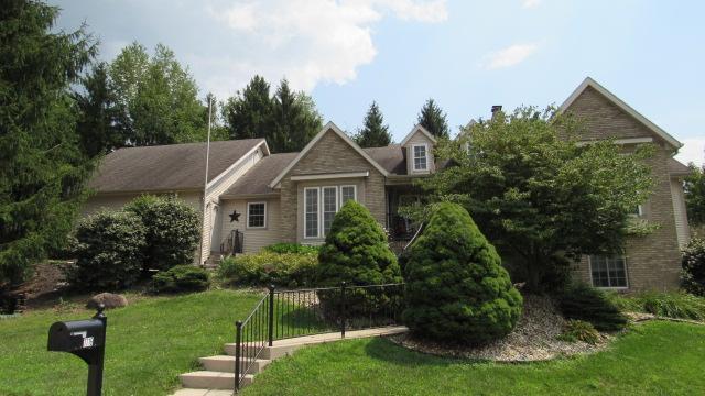 view of front of property with a front yard