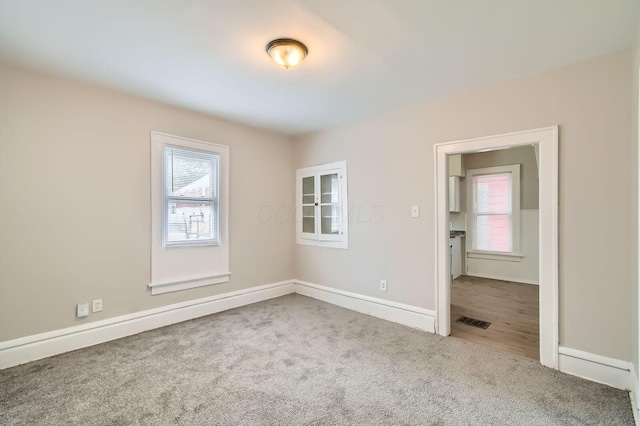 53 N Warren Ave, Columbus, OH 43204 - unfurnished room featuring carpet floors, plenty of natural light, and baseboards