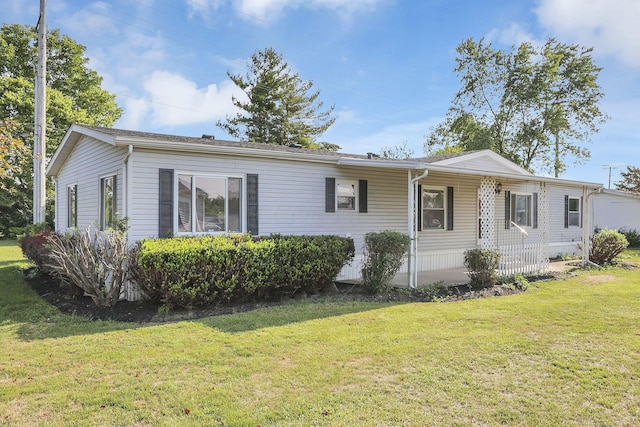 view of front facade with a front lawn