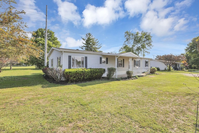 ranch-style home featuring a front lawn