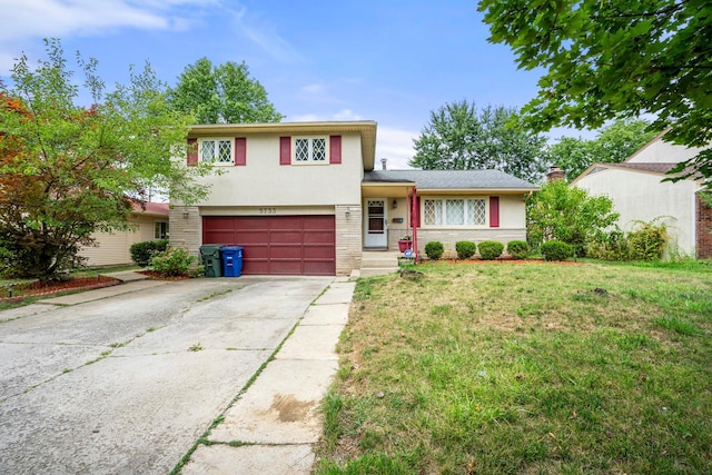 view of front of home featuring a front yard and a garage