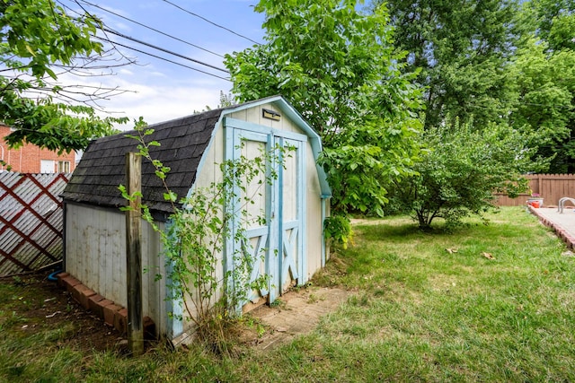 view of outdoor structure with a yard