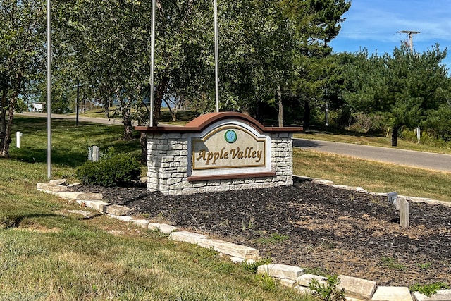 community sign with a yard