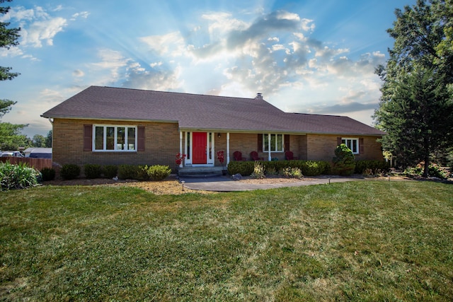 ranch-style house featuring a front yard