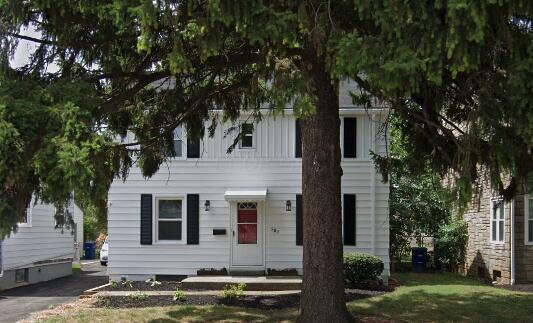 view of front of house with a front lawn