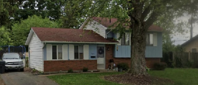 tri-level home featuring a front yard