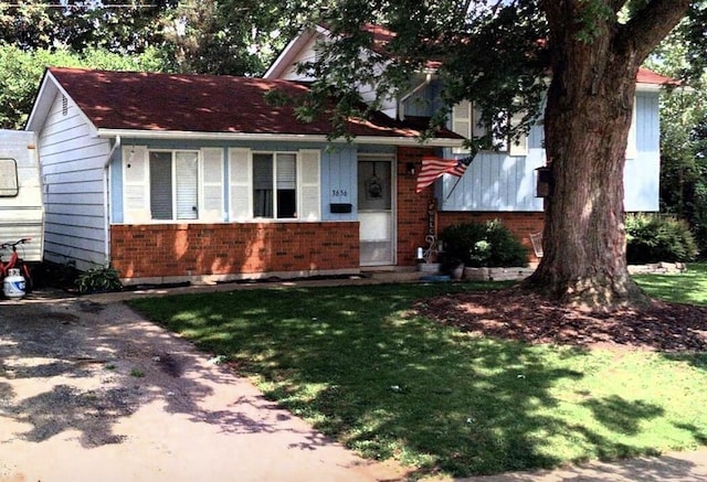 view of front of property with a front lawn