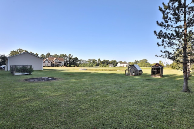 view of yard with an outdoor structure