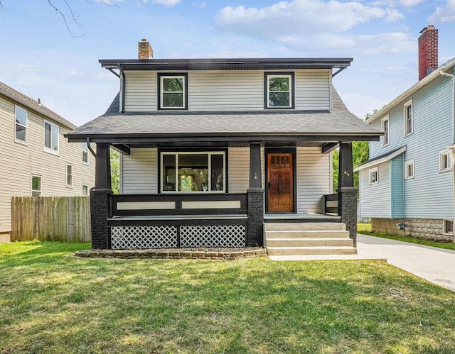 view of front of property featuring a front lawn and a porch