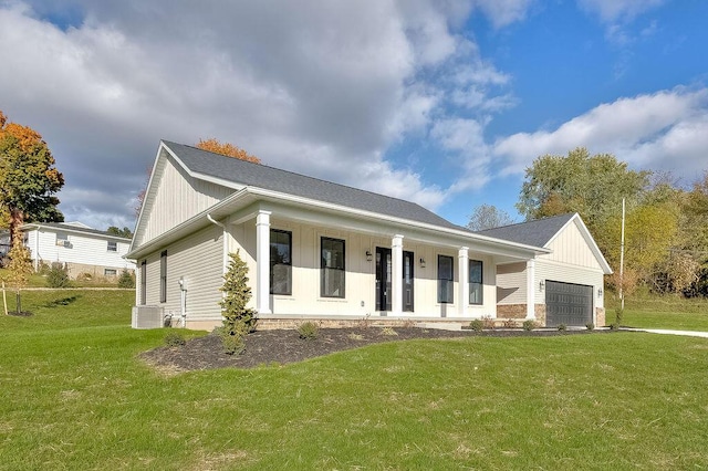 view of front facade featuring a front yard, a garage, and a porch