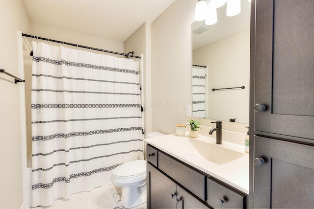 full bathroom with visible vents, curtained shower, vanity, and toilet