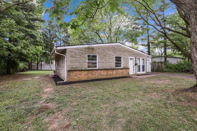 view of front of house featuring a front yard