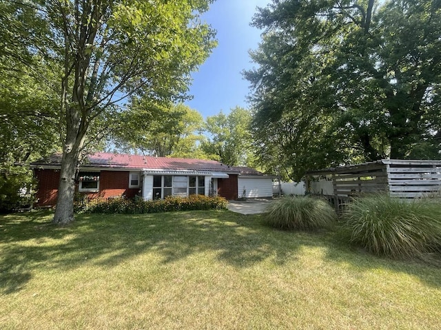 view of front of property featuring a front lawn