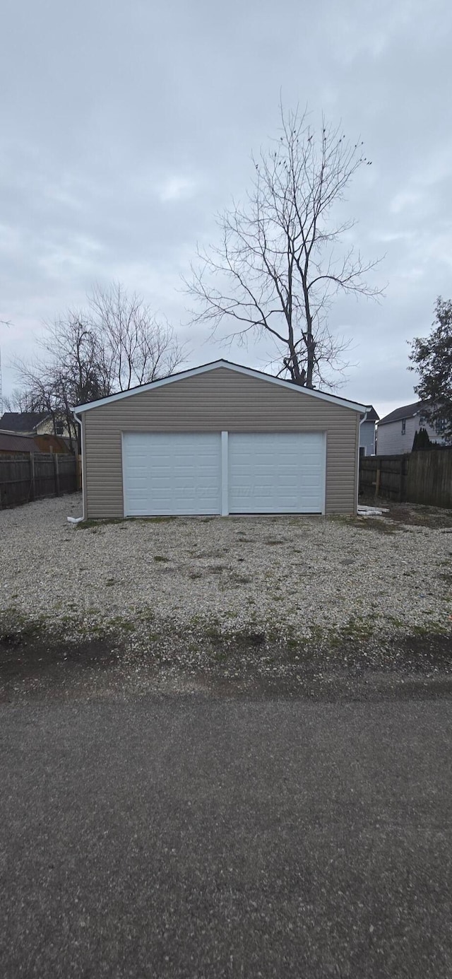 379 Thompson St, Marion, OH 43302 - detached garage with fence