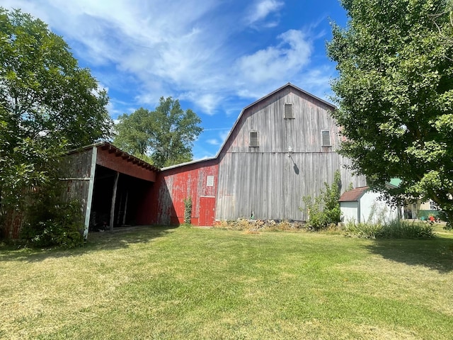 view of outdoor structure featuring a yard