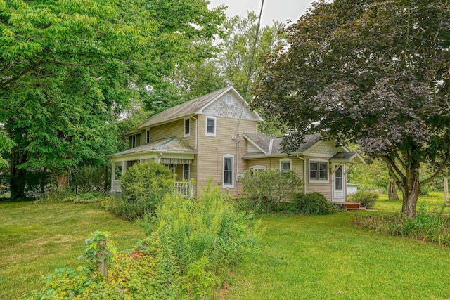 view of front of property with a front yard