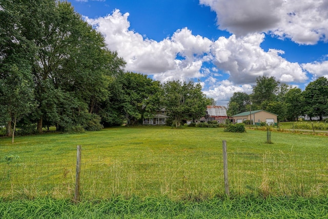 view of yard featuring a rural view