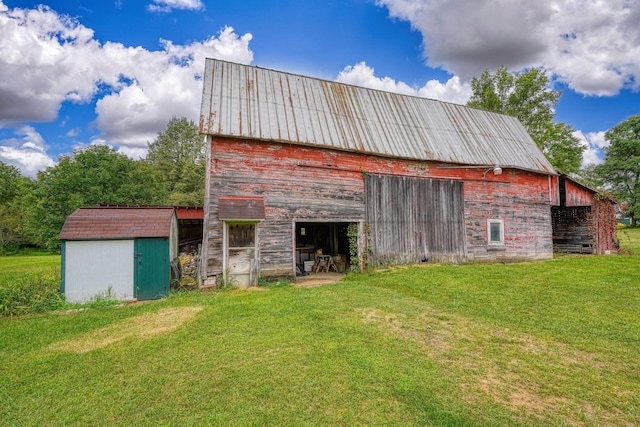 view of outdoor structure with a yard