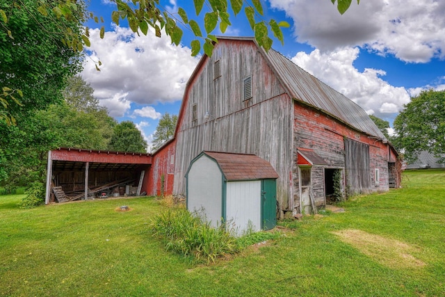 view of outdoor structure with a yard